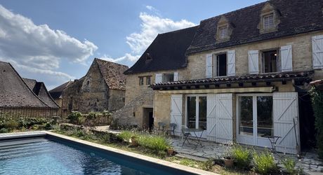 Maison de village du 18ème siècle. Calme et charme typique du Périgord noir.