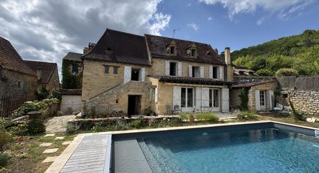 Maison de village du 18ème siècle. Calme et charme typique du Périgord noir.