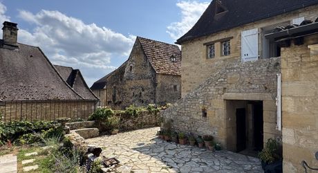 Maison de village du 18ème siècle. Calme et charme typique du Périgord noir.