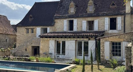 Maison de village du 18ème siècle. Calme et charme typique du Périgord noir.