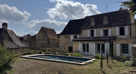 Maison de village du 18ème siècle. Calme et charme typique du Périgord noir.