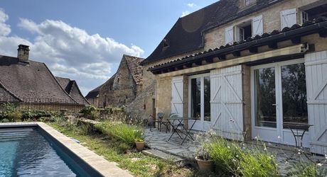 Maison de village du 18ème siècle. Calme et charme typique du Périgord noir.