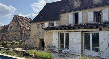 Maison de village du 18ème siècle. Calme et charme typique du Périgord noir.