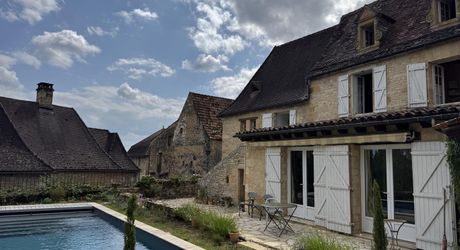 Maison de village du 18ème siècle. Calme et charme typique du Périgord noir.