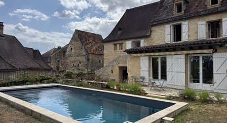 Maison de village du 18ème siècle. Calme et charme typique du Périgord noir.