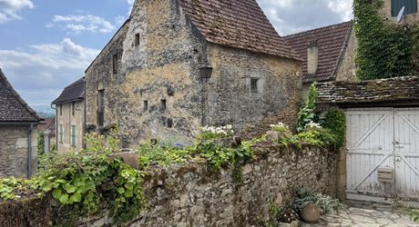 Maison de village du 18ème siècle. Calme et charme typique du Périgord noir.