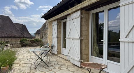 Maison de village du 18ème siècle. Calme et charme typique du Périgord noir.