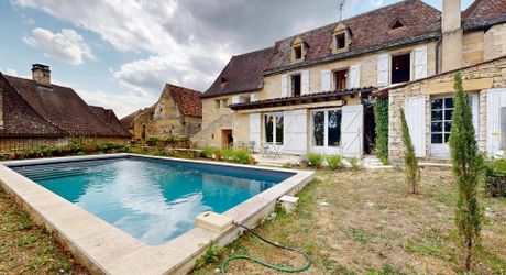 Maison de village du 18ème siècle. Calme et charme typique du Périgord noir.