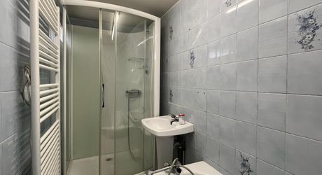 Maison contemporaine à moderniser, 97m², terrain 809m², idéal premier achat ou investissement locatif