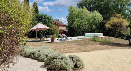 Charming property with swimming pool and 6,268 m² of land