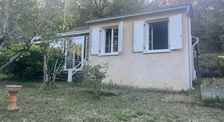 L'opportunité que vous attendiez pour devenir propriétaire! Maison à vendre, 2 chambres, une véranda et un garage. 