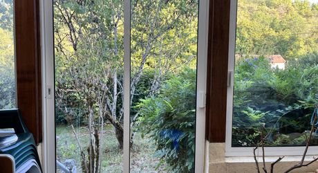 L'opportunité que vous attendiez pour devenir propriétaire! Maison à vendre, 2 chambres, une véranda et un garage. 