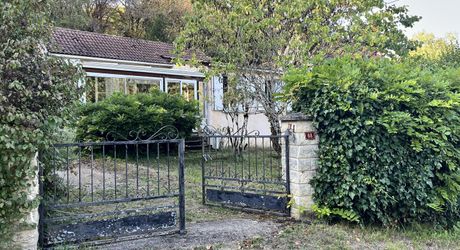 L'opportunité que vous attendiez pour devenir propriétaire! Maison à vendre, 2 chambres, une véranda et un garage. 