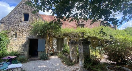 De la pierre de taille et un vrai potentiel de projet à deux pas de Saint-Cyprien et tous ses commerces.