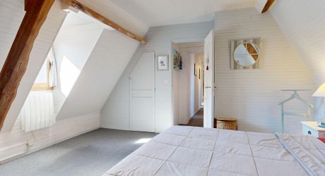 De la pierre de taille et un vrai potentiel de projet à deux pas de Saint-Cyprien et tous ses commerces.