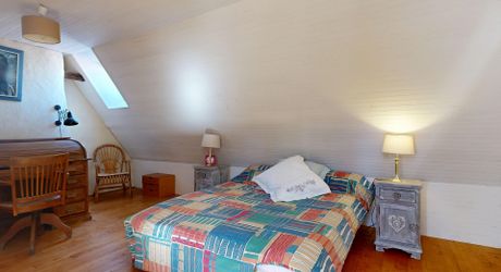 De la pierre de taille et un vrai potentiel de projet à deux pas de Saint-Cyprien et tous ses commerces.