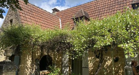 De la pierre de taille et un vrai potentiel de projet à deux pas de Saint-Cyprien et tous ses commerces.