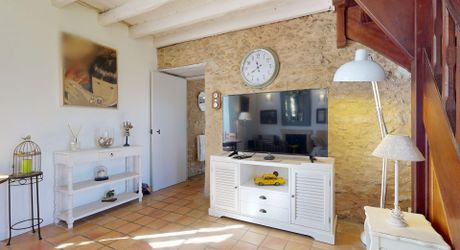 De la pierre de taille et un vrai potentiel de projet à deux pas de Saint-Cyprien et tous ses commerces.