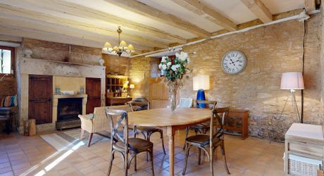 De la pierre de taille et un vrai potentiel de projet à deux pas de Saint-Cyprien et tous ses commerces.