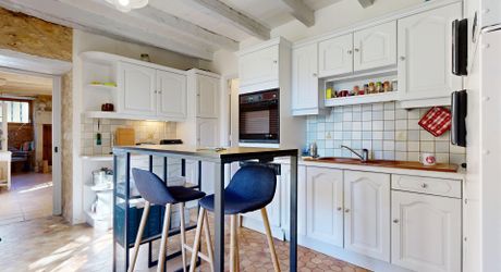 De la pierre de taille et un vrai potentiel de projet à deux pas de Saint-Cyprien et tous ses commerces.