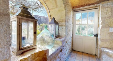 De la pierre de taille et un vrai potentiel de projet à deux pas de Saint-Cyprien et tous ses commerces.