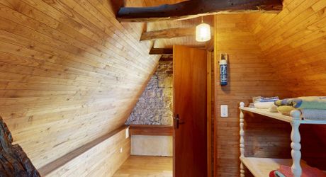 De la pierre de taille et un vrai potentiel de projet à deux pas de Saint-Cyprien et tous ses commerces.