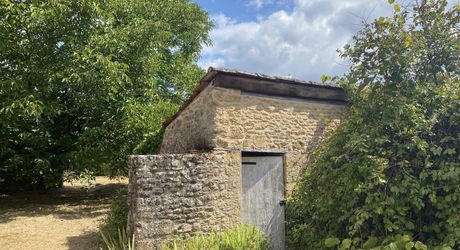 De la pierre de taille et un vrai potentiel de projet à deux pas de Saint-Cyprien et tous ses commerces.