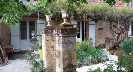 De la pierre de taille et un vrai potentiel de projet à deux pas de Saint-Cyprien et tous ses commerces.