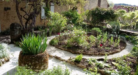 De la pierre de taille et un vrai potentiel de projet à deux pas de Saint-Cyprien et tous ses commerces.