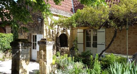 De la pierre de taille et un vrai potentiel de projet à deux pas de Saint-Cyprien et tous ses commerces.