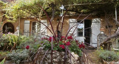 De la pierre de taille et un vrai potentiel de projet à deux pas de Saint-Cyprien et tous ses commerces.