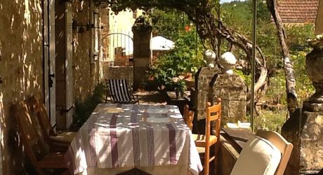 De la pierre de taille et un vrai potentiel de projet à deux pas de Saint-Cyprien et tous ses commerces.