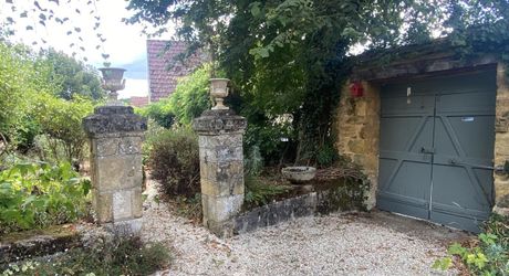 De la pierre de taille et un vrai potentiel de projet à deux pas de Saint-Cyprien et tous ses commerces.