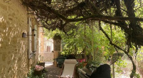 De la pierre de taille et un vrai potentiel de projet à deux pas de Saint-Cyprien et tous ses commerces.