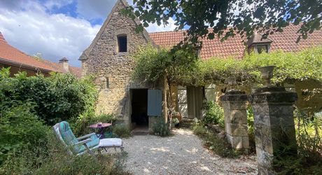 De la pierre de taille et un vrai potentiel de projet à deux pas de Saint-Cyprien et tous ses commerces.