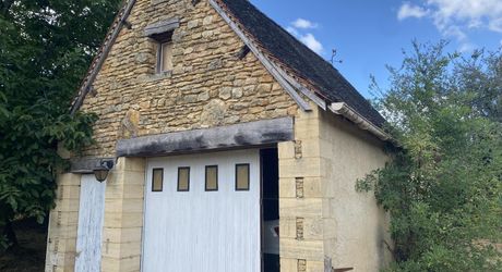 De la pierre de taille et un vrai potentiel de projet à deux pas de Saint-Cyprien et tous ses commerces.