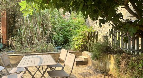 Stone house with 3 bedrooms and terrace, investment opportunity or charming residence near SAINT-CYPRIEN