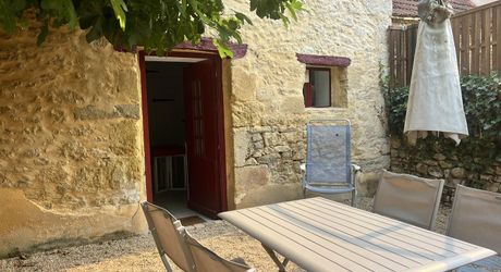 Stone house with 3 bedrooms and terrace, investment opportunity or charming residence near SAINT-CYPRIEN