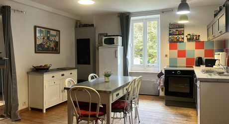 Stone house with 3 bedrooms and terrace, investment opportunity or charming residence near SAINT-CYPRIEN
