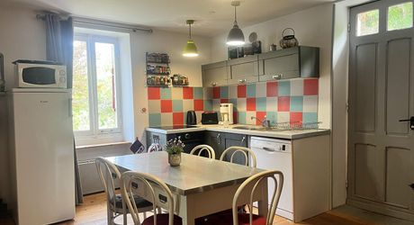 Stone house with 3 bedrooms and terrace, investment opportunity or charming residence near SAINT-CYPRIEN