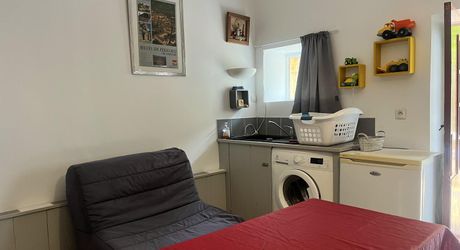 Stone house with 3 bedrooms and terrace, investment opportunity or charming residence near SAINT-CYPRIEN