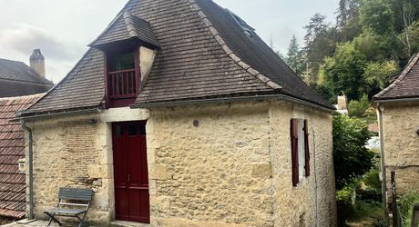 Stone house with 3 bedrooms and terrace, investment opportunity or charming residence near SAINT-CYPRIEN