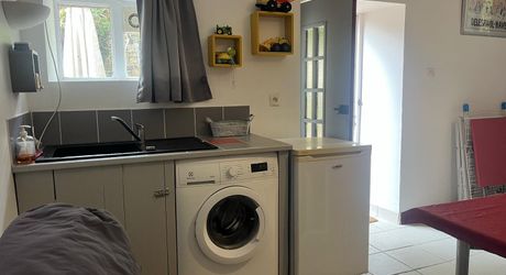 Stone house with 3 bedrooms and terrace, investment opportunity or charming residence near SAINT-CYPRIEN