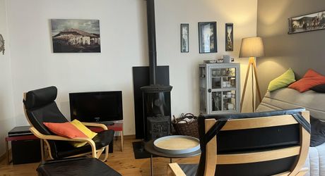 Stone house with 3 bedrooms and terrace, investment opportunity or charming residence near SAINT-CYPRIEN