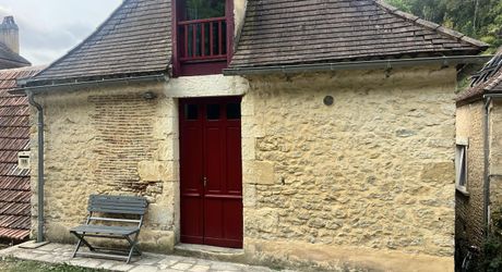 Stone house with 3 bedrooms and terrace, investment opportunity or charming residence near SAINT-CYPRIEN