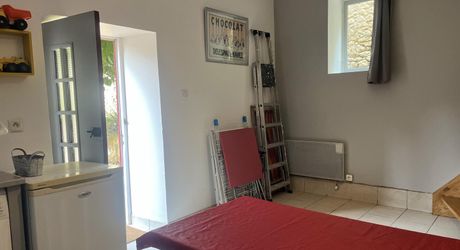 Stone house with 3 bedrooms and terrace, investment opportunity or charming residence near SAINT-CYPRIEN