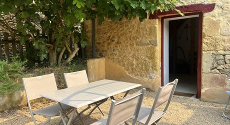 Stone house with 3 bedrooms and terrace, investment opportunity or charming residence near SAINT-CYPRIEN