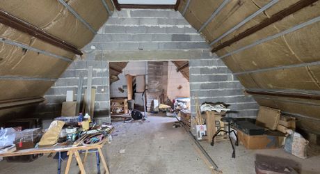 Maison de plain-pied à rafraichir de  3 chambres et grand  terrain au calme