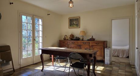 Maison de plain-pied à rafraichir de  3 chambres et grand  terrain au calme