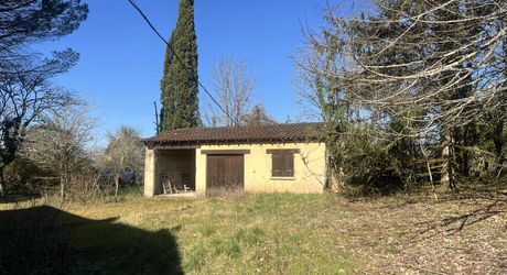 Maison de plain-pied à rafraichir de  3 chambres et grand  terrain au calme